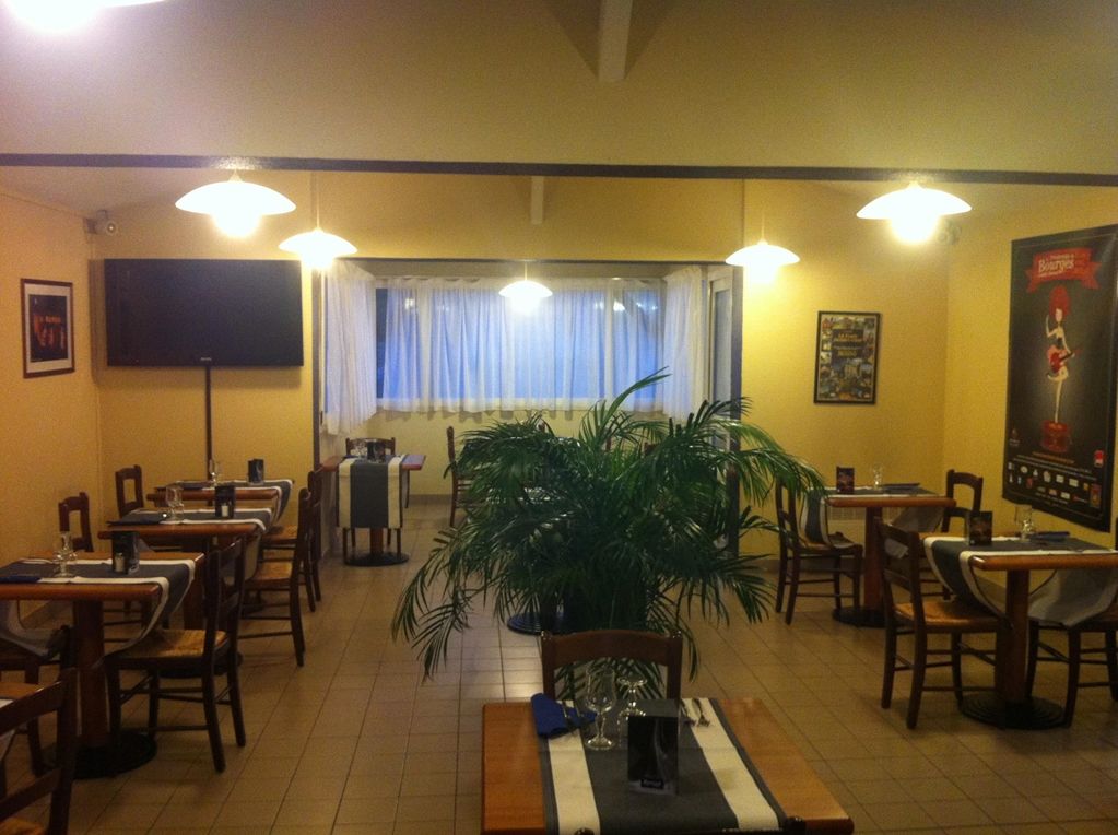 Kyriad Bourges Sud Restoran foto